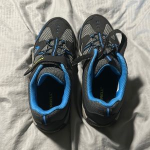 Merrell kids 6M hiking shoes NWOT.